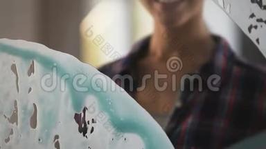 女孩用特殊工具从玻璃中取出清洁液，清洁服务